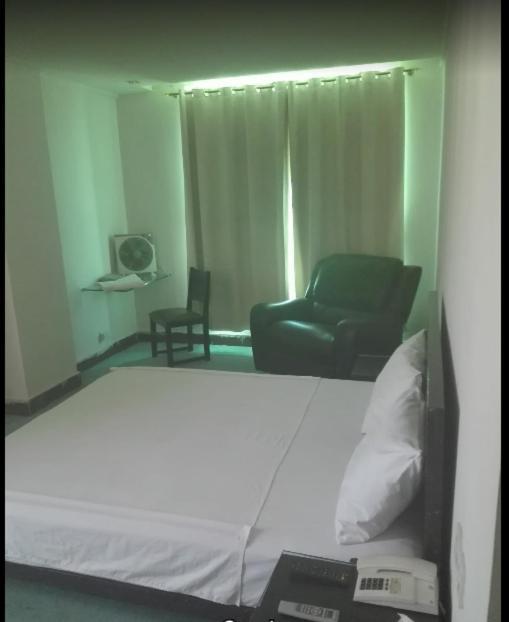 Saphire Hotel Sahiwal Bagian luar foto